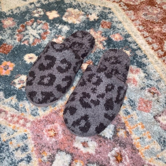 Barefoot Dreams CozyChic Gray Black Leopard Print Slip On Slippers Size 9/10 - Picture 2 of 5
